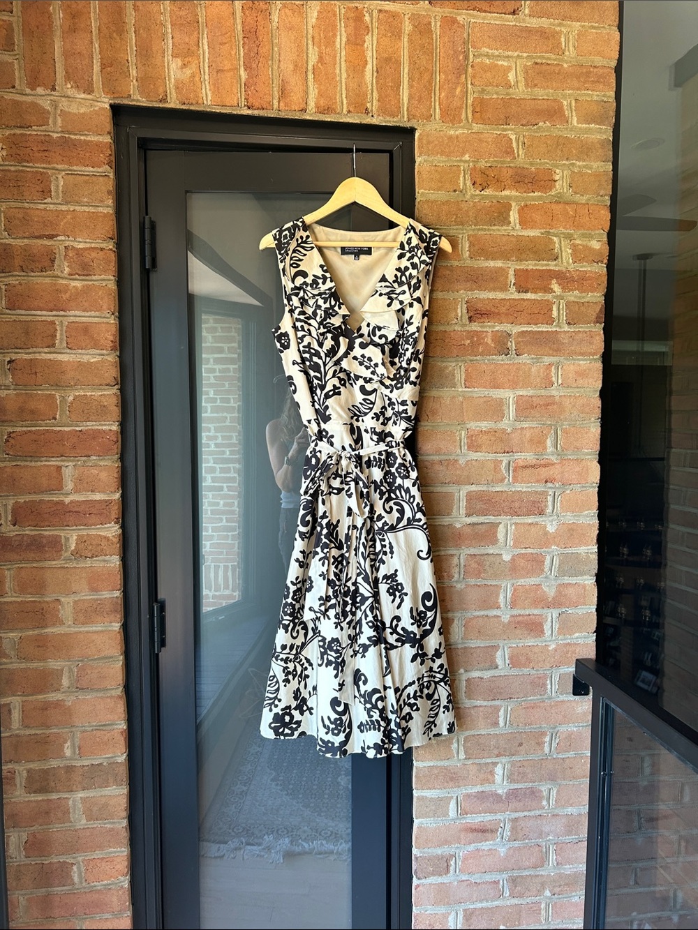 Jones New York— Sleeveless Cream and Black Floral V-Neck Floral Dress (sz 6)